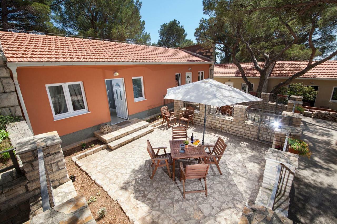 Apartments And Mobile Homes Makarska Esterno foto